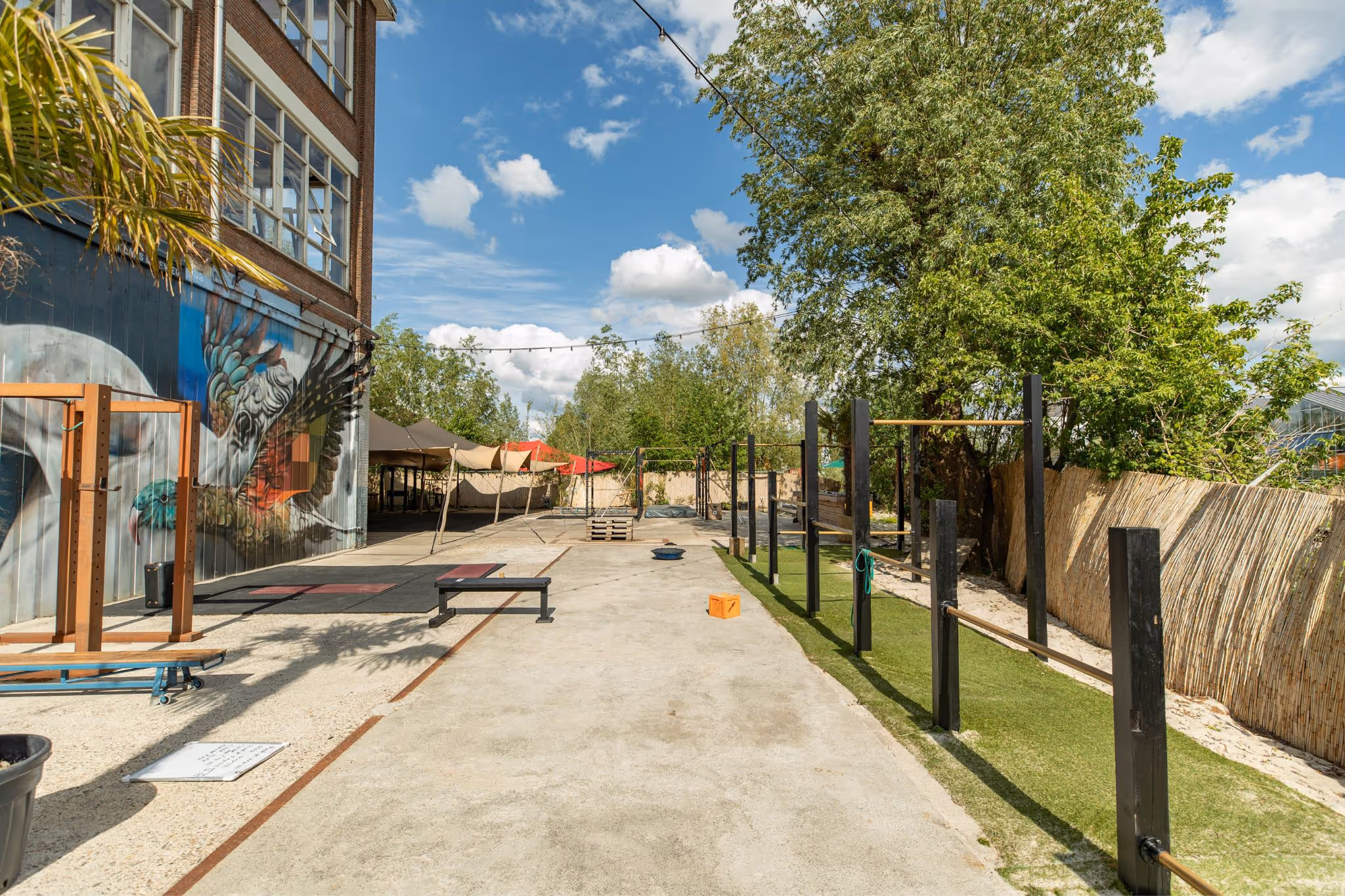 Buitenterrein van het Werkgebouw op het Suikerterrein